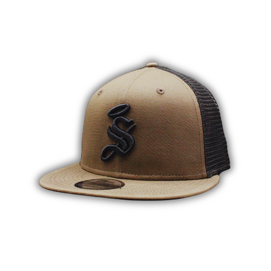 FLAT BROWN CAP WITH "S" SHIELD